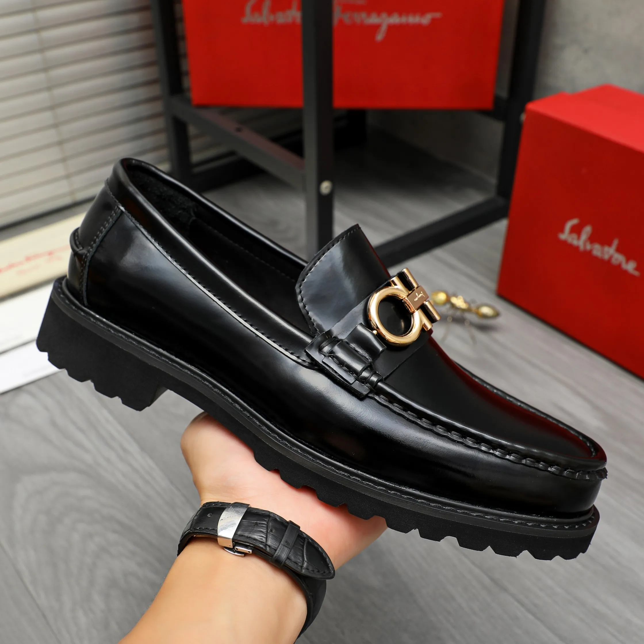 Men's shoes 💰442 Product trademark: Ferragamo "Ferragamo" business formal leather shoes Regular size: 38-46 (45.46 custom-made and non-returnable) Product materials: Selected pearlescent cowhide upper, cowhide lining, non-slip rubber outsole